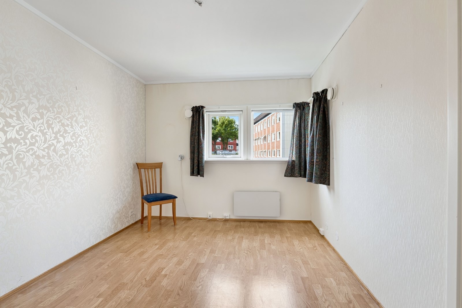 Romslig soverom med garderobeskap. Galleribilde