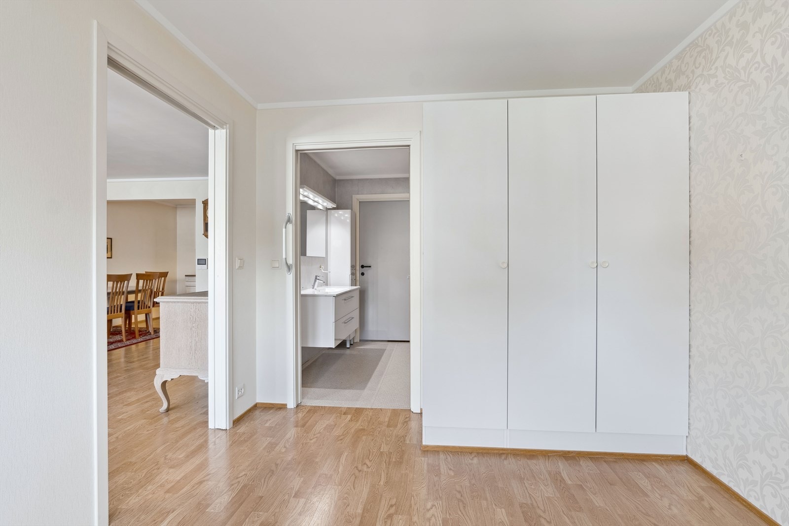 Soverom med inngang tilbad og stue. Galleribilde