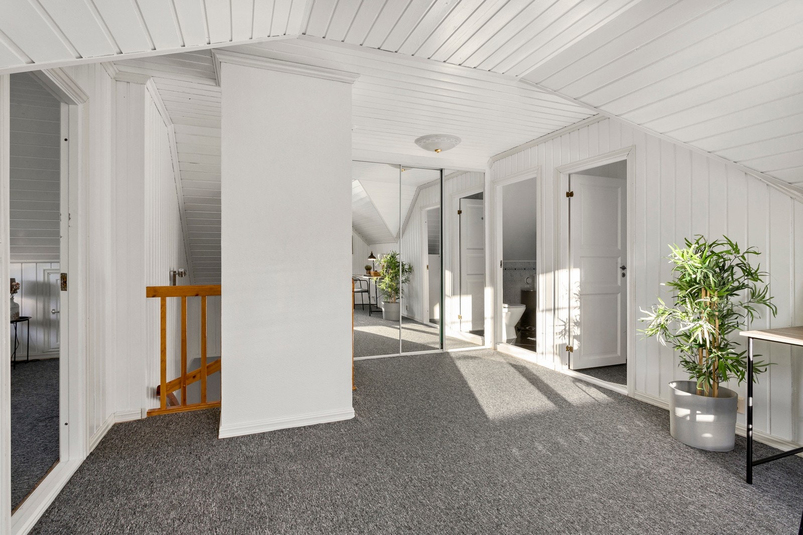Lys og koselig stue/hall på loftet Galleribilde