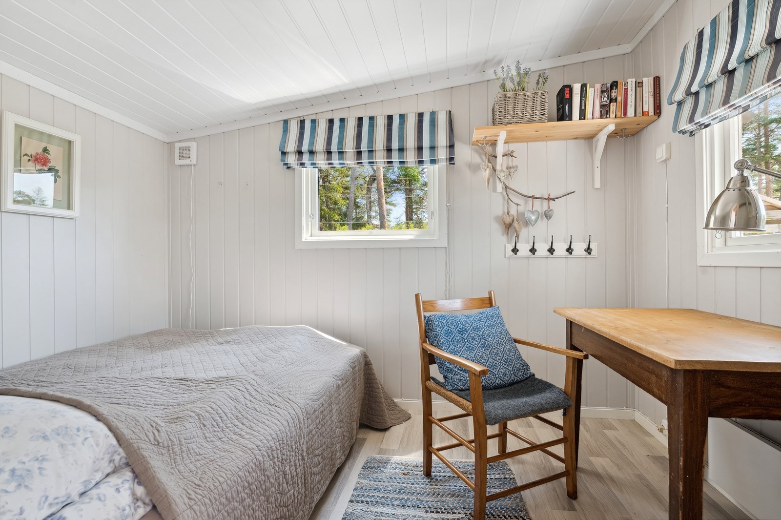 Innredet rom i annekset som i dag brukes som gjesterom. Rommet er ikke godkjent for varig opphold, se mer pkt. ferdigattest. Galleribilde