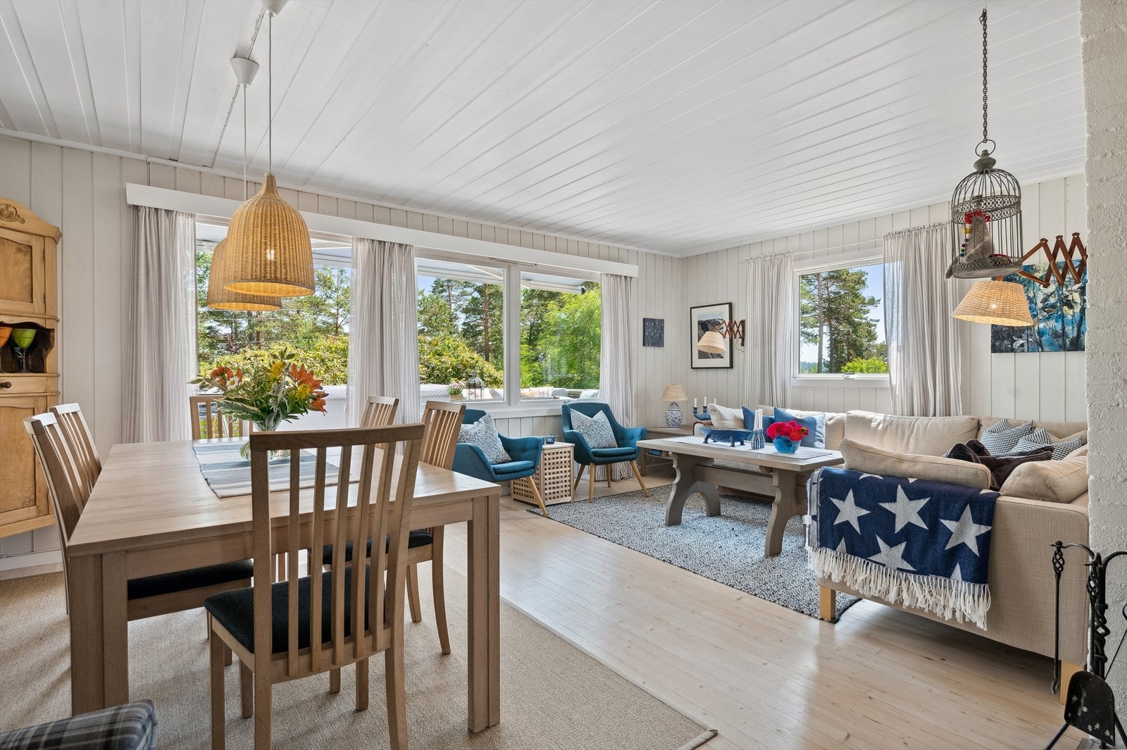 Åpen stue/spisestue med god plass til å innrede i flere soner. Galleribilde