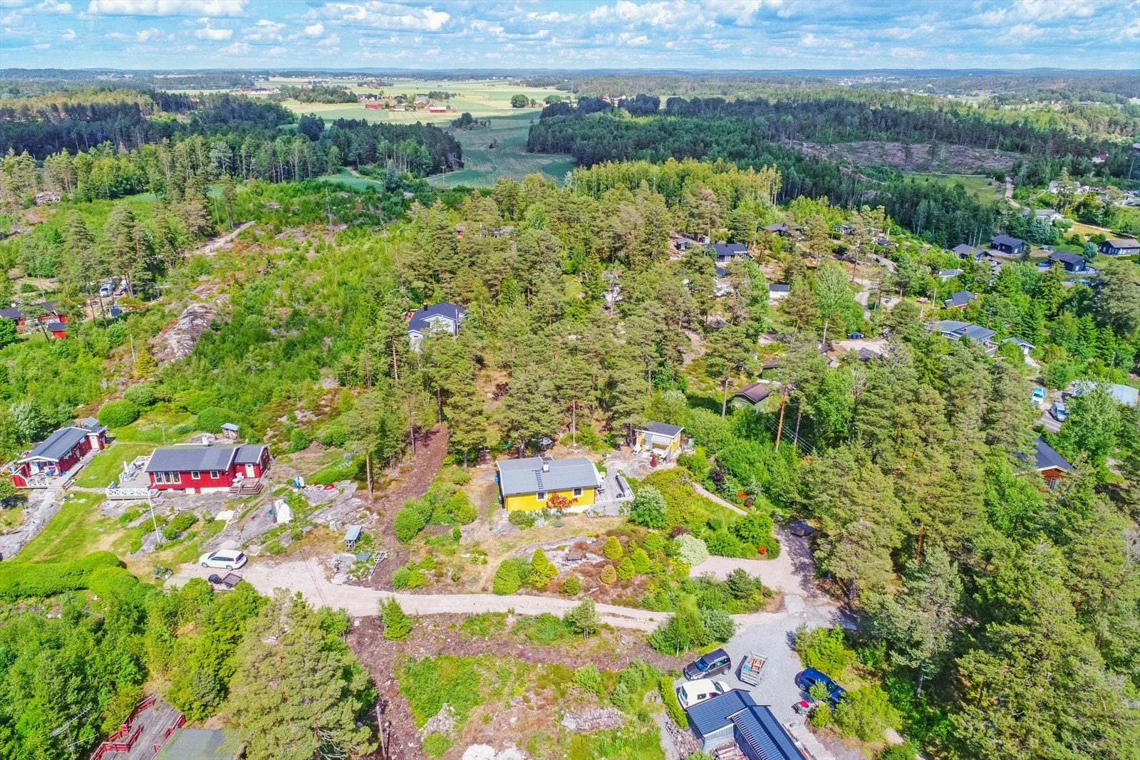 Bilvei helt frem til eiendommen med gruset parkeringsplass. Galleribilde