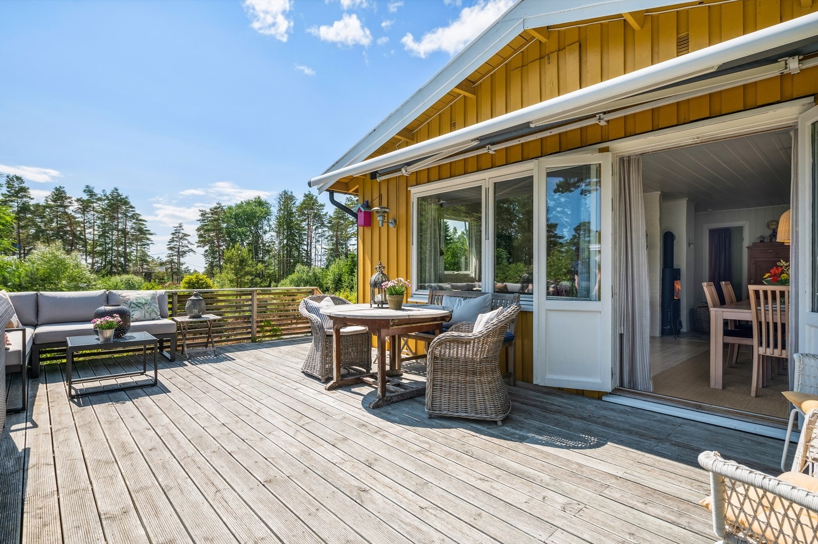 Direkte utgang til stor solrik terrasse med god plass til hagemøbler og det er montert en stor markise i vegg,. Galleribilde