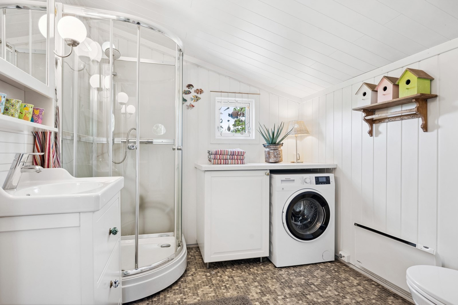 Badet har opplegg for vaskemaskin. Rommet er ikke godkjent som våtrom, se mer pkt. ferdigattest. Galleribilde