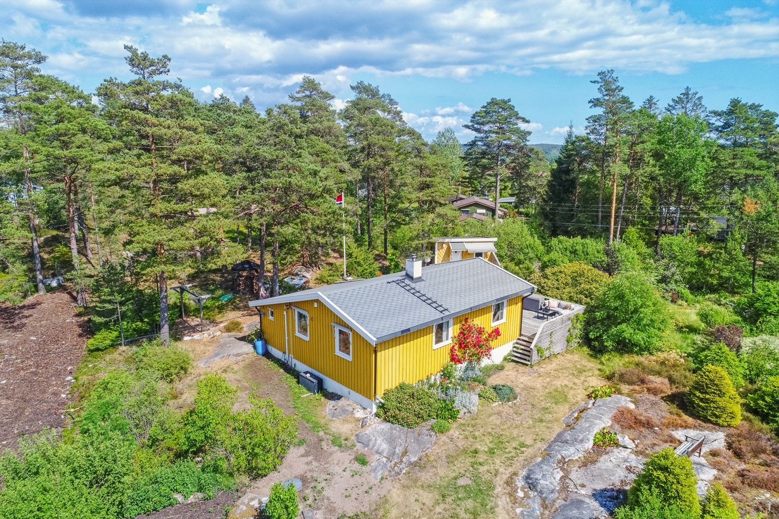 Beliggende i et veletablert, rolig og idyllisk hytteområde på Akerskogen ved Krogstadfjorden. Området har enkel tilgang på butikker og servicetilbud, så vel som flotte naturopplevelser. Galleribilde