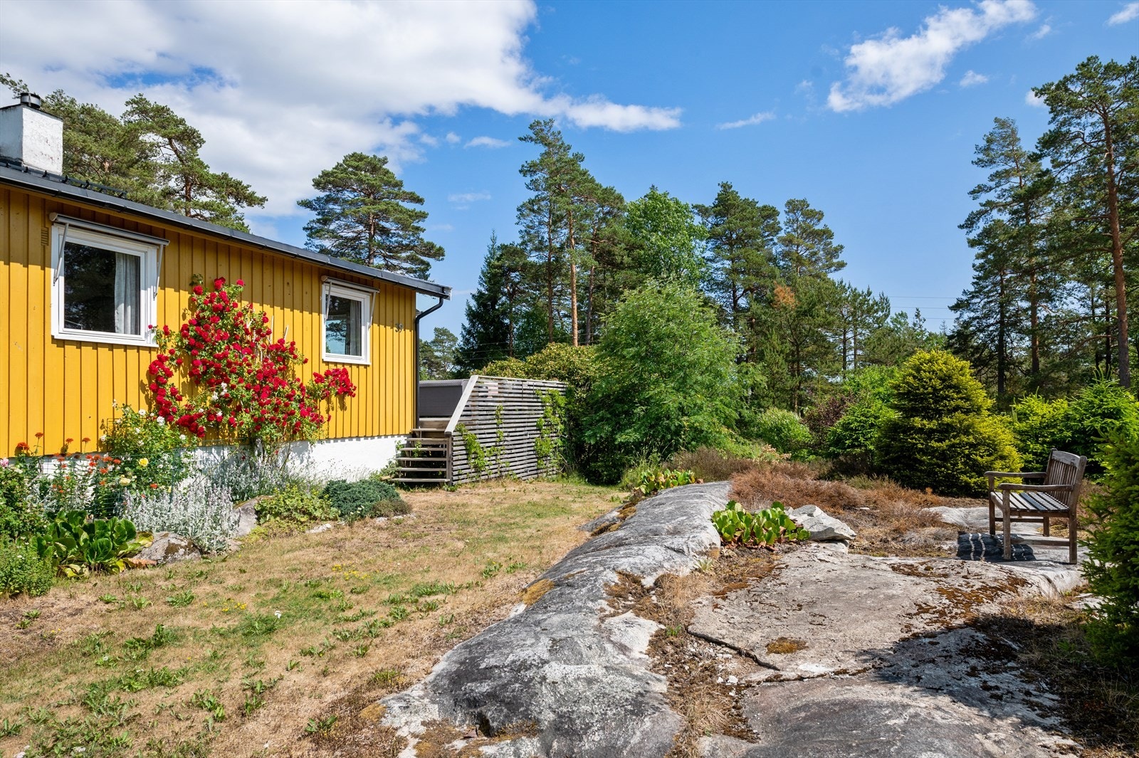 Tomten er for det meste naturtomt. Den er litt småkupert men oversiktlig og er pent opparbeidet med stor terrasse, skifer, shingel og diverse beplantning. Galleribilde