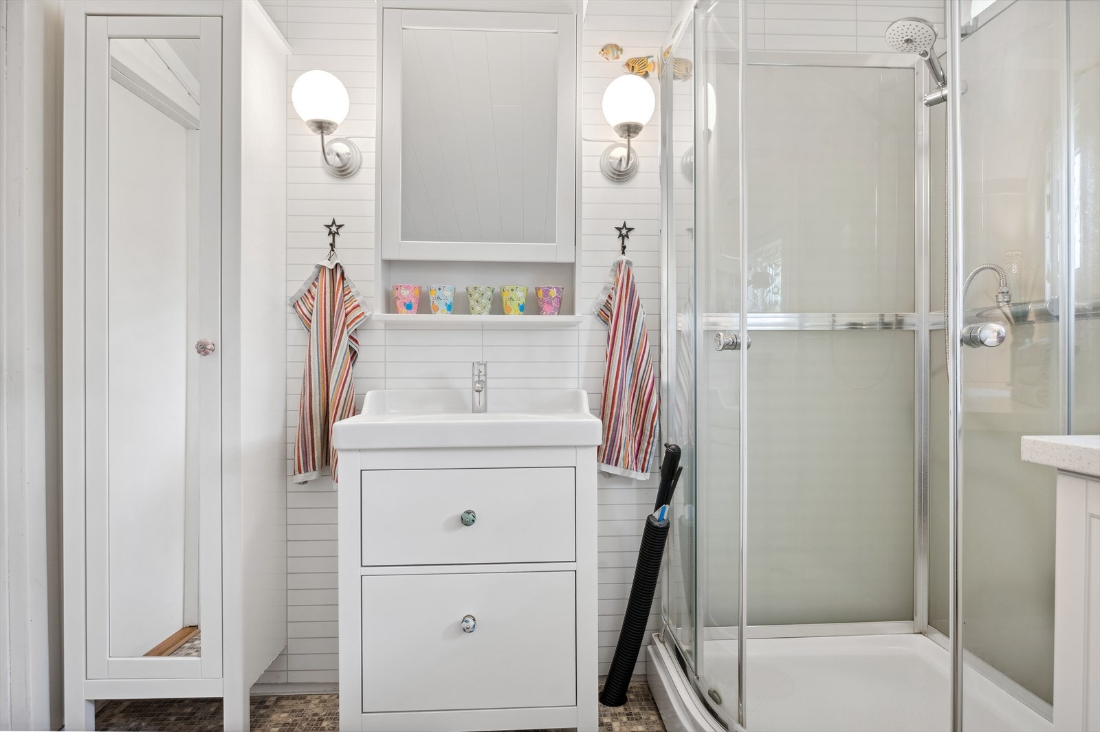 Det sorte røret ved vasken er det kommunale vannet som kobles til i løpet av sommeren. Pr i dag er det vann fra felles brønn. Galleribilde