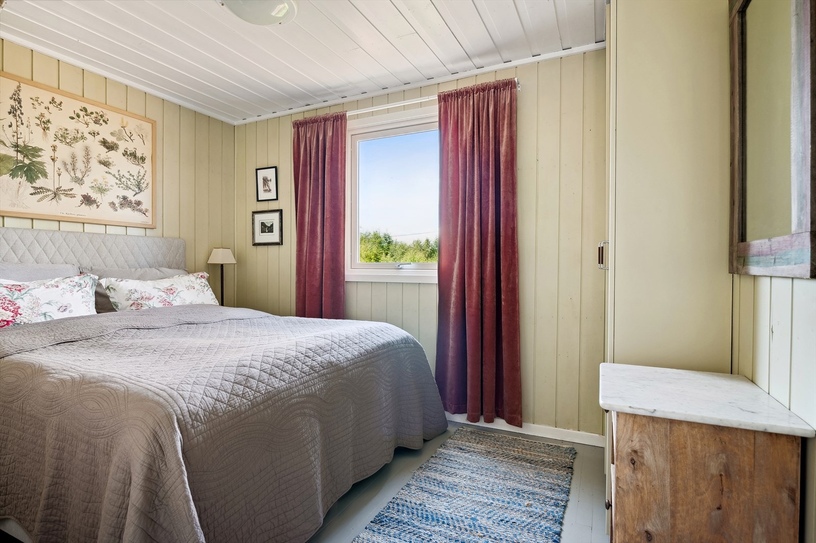 Hytten har to soverom, begge med plass til stor seng eller køyeseng og oppbevaringsmøbler. Galleribilde