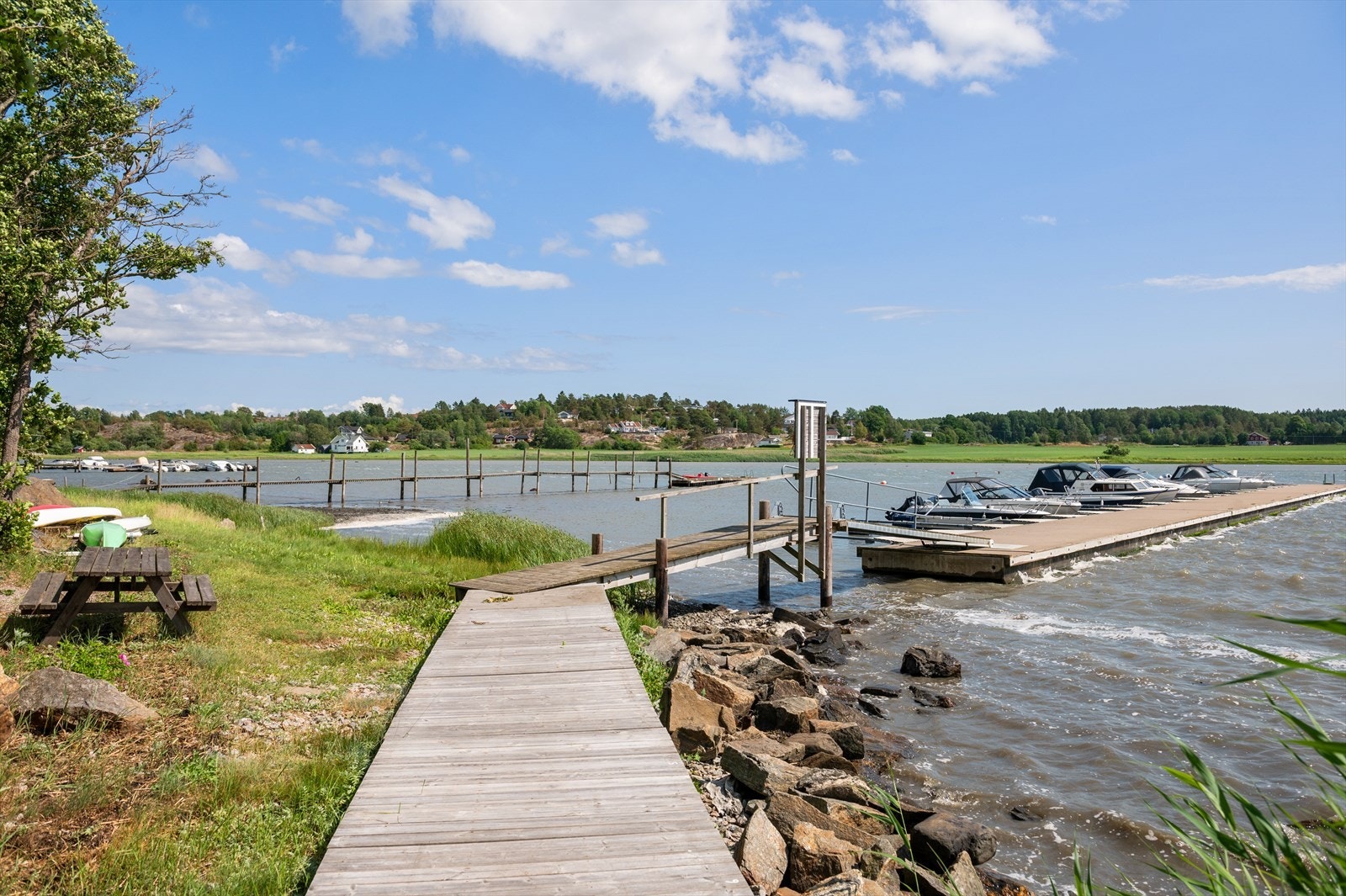 Kort vei til fots fra hytte til brygge med badestige. Galleribilde