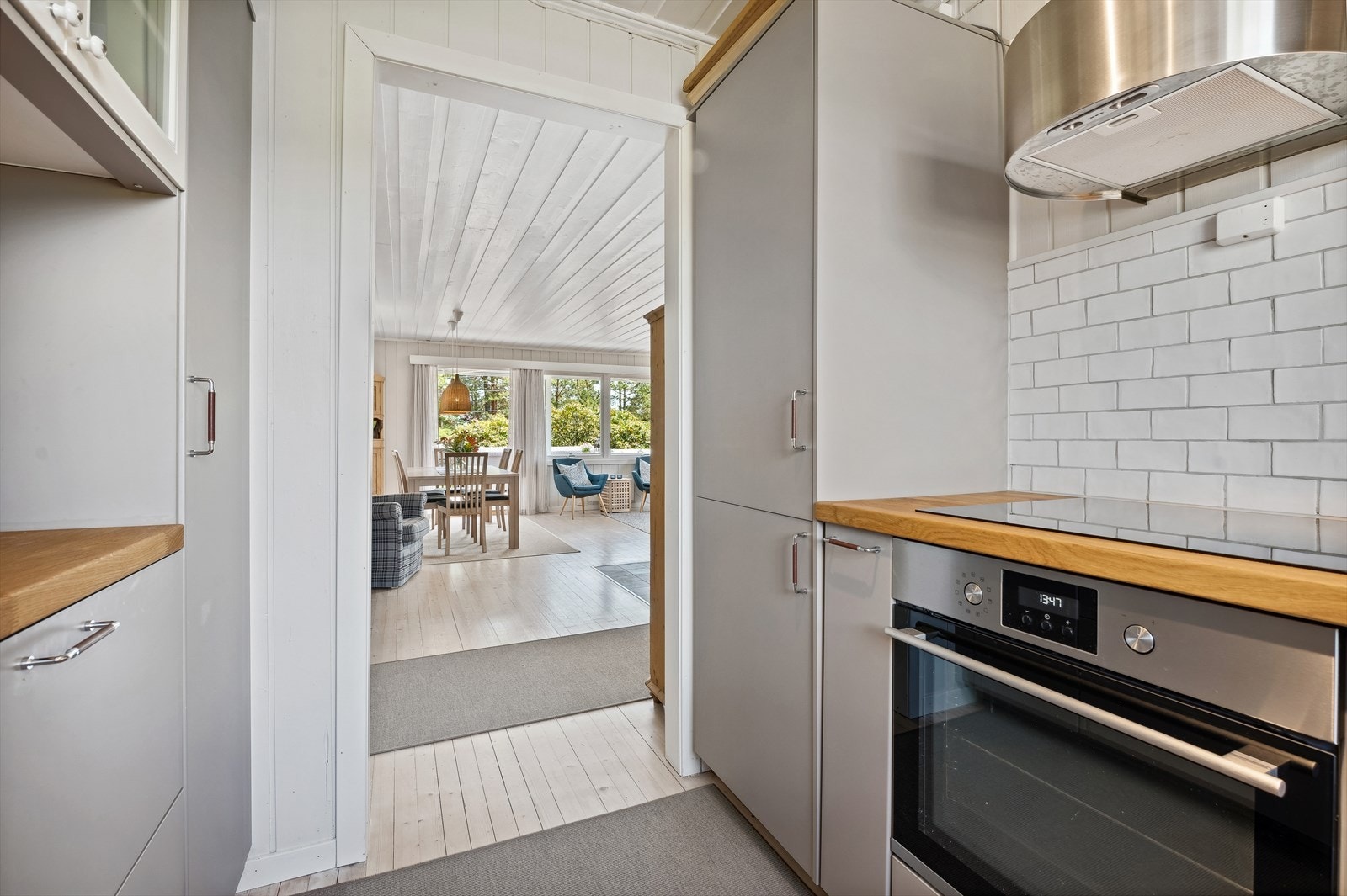 Integrerte hvitevarer som kokestopp, stekeovn, oppvaskmaskin og kjøl-/fryseskap medfølger. Galleribilde