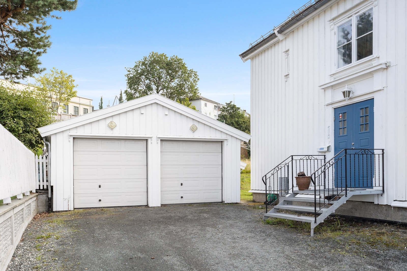På eiendommen har du en praktisk dobbelgarasje. Galleribilde