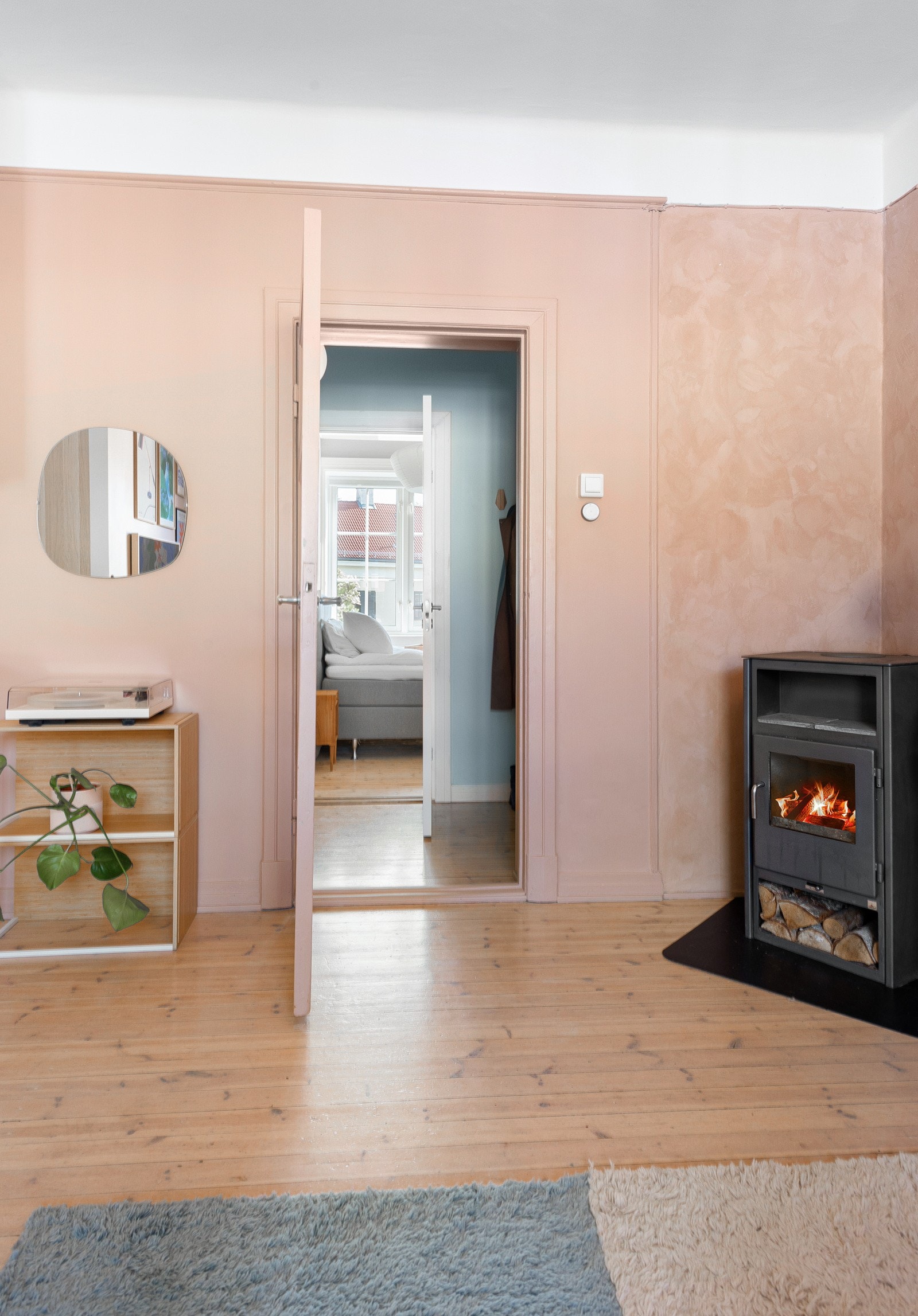 I stuen er det montert en peisovn som gir både varme og god atmosfære. Galleribilde