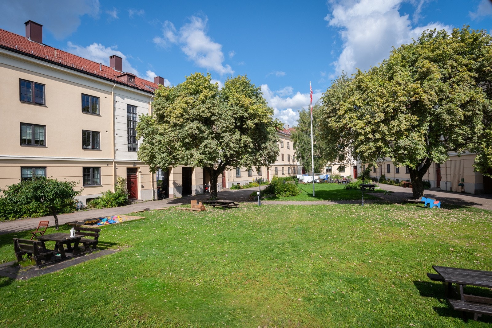 Det flotte gårdsrommet legger til rette for å samles ute. Galleribilde