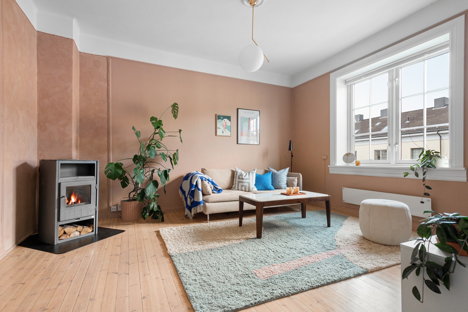 I stuen er det god takhøyde (2,82 meter), store vindusflater og delikate fargevalg. Galleribilde