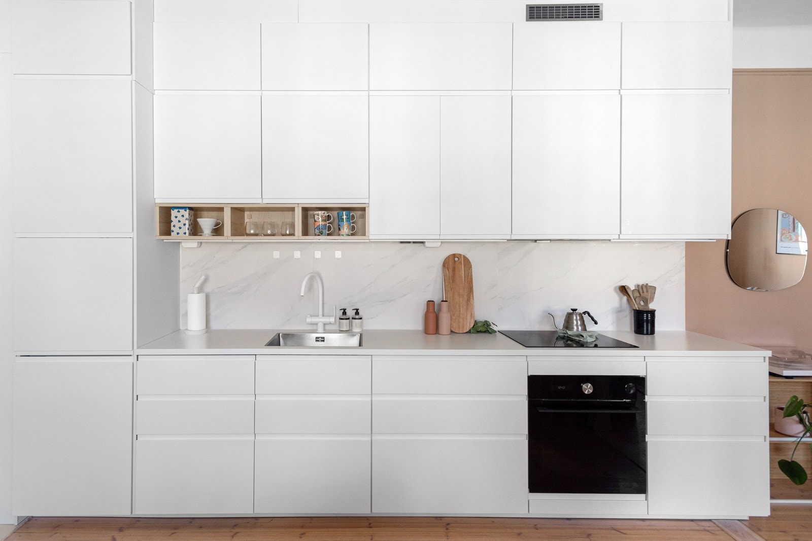 Kjøkkenet er levert av Ikea og har integrerte hvitevarer. Galleribilde