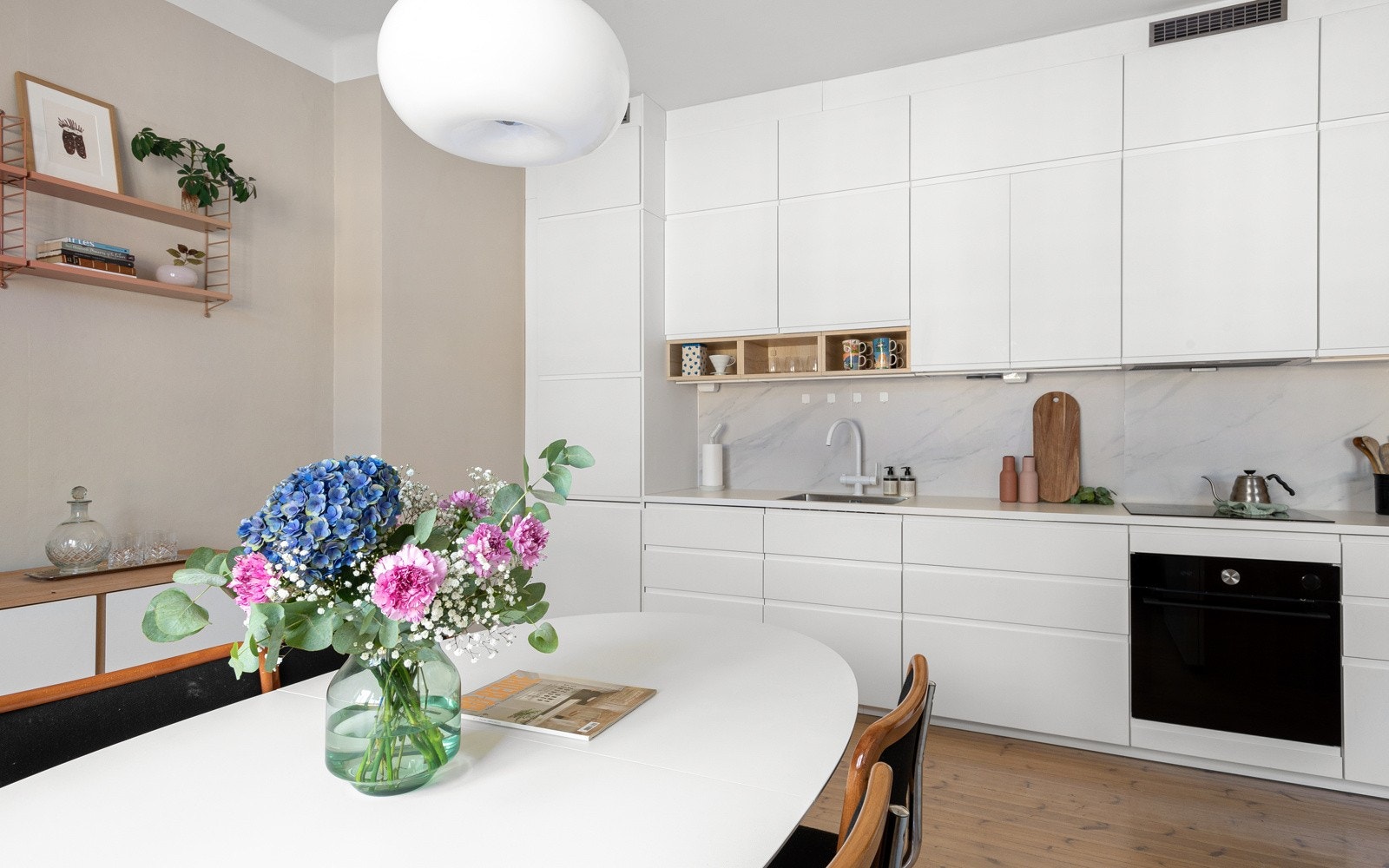 Det lekre og romslige kjøkkenet ble montert i 2020. Galleribilde