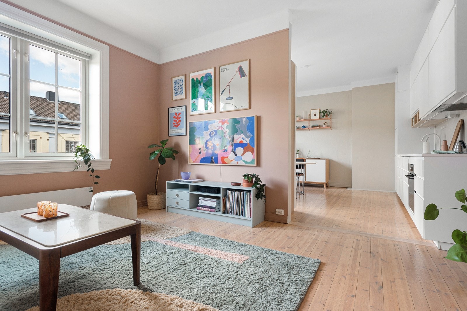 Stuen får rikelig med naturlig dagslys fra store vindusflater. Galleribilde