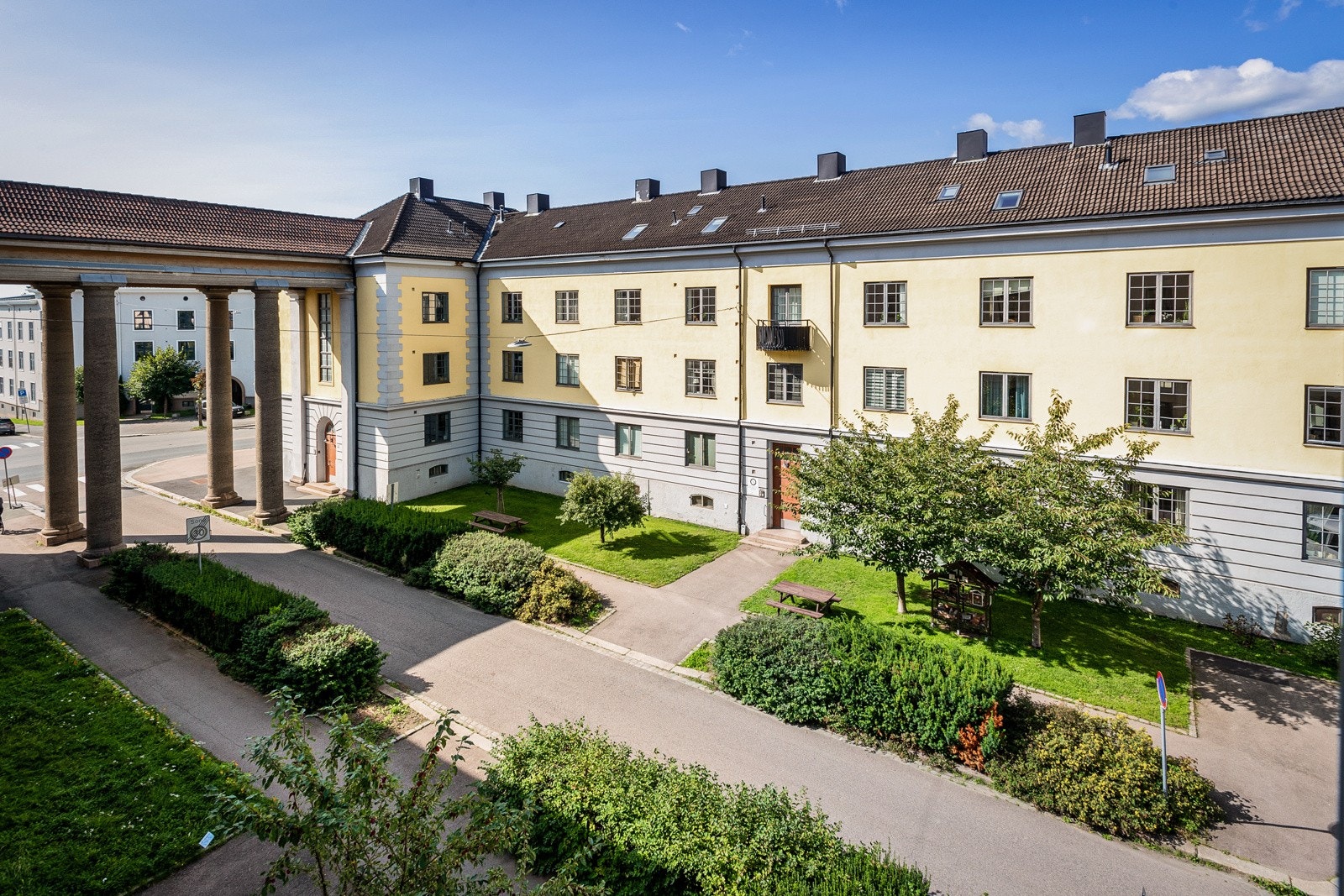 Borettslaget har et nydelig og pent opparbeidet gårdsrom. Galleribilde