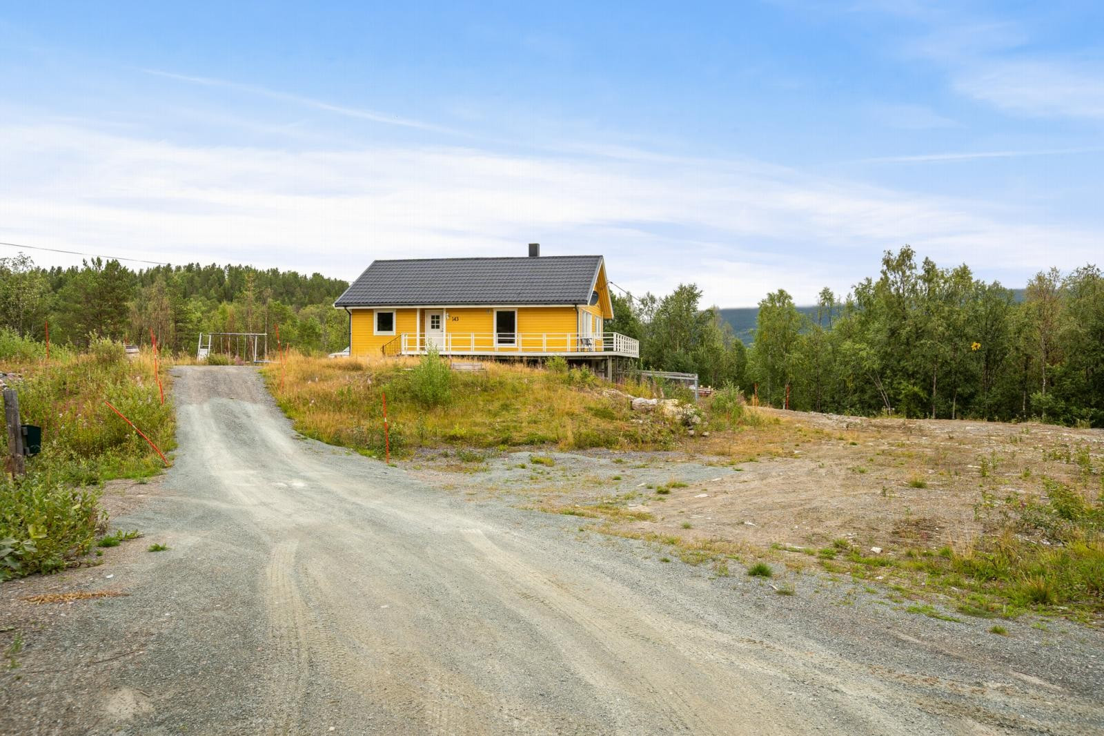 Innholdsrik enebolig på stor tomt med naturskjønn beliggenhet.