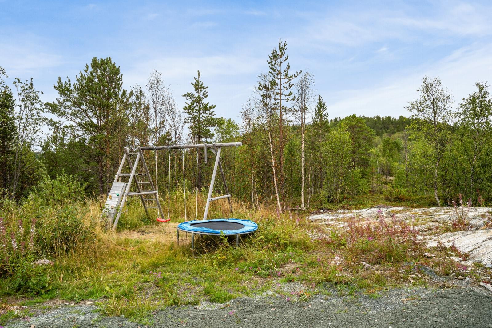 Stor tomt med mange muligheter.