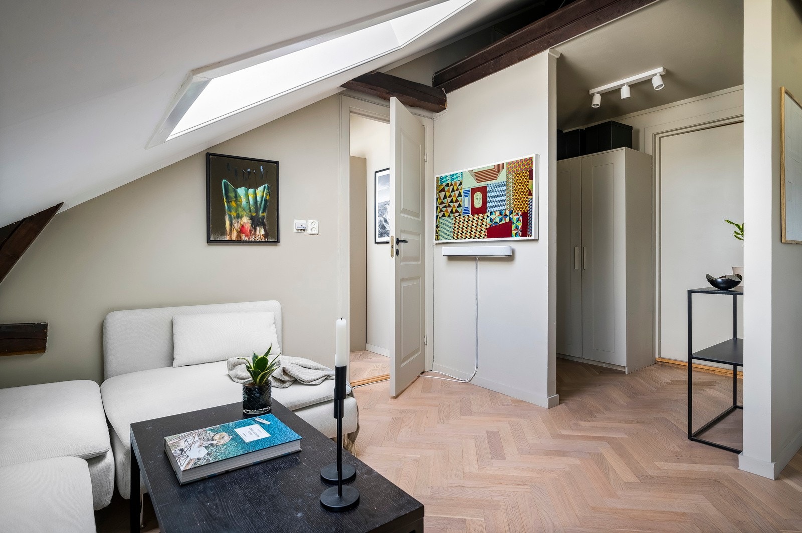 Hele leiligheten ble malt opp i delikate fargetoner i 2021. Galleribilde