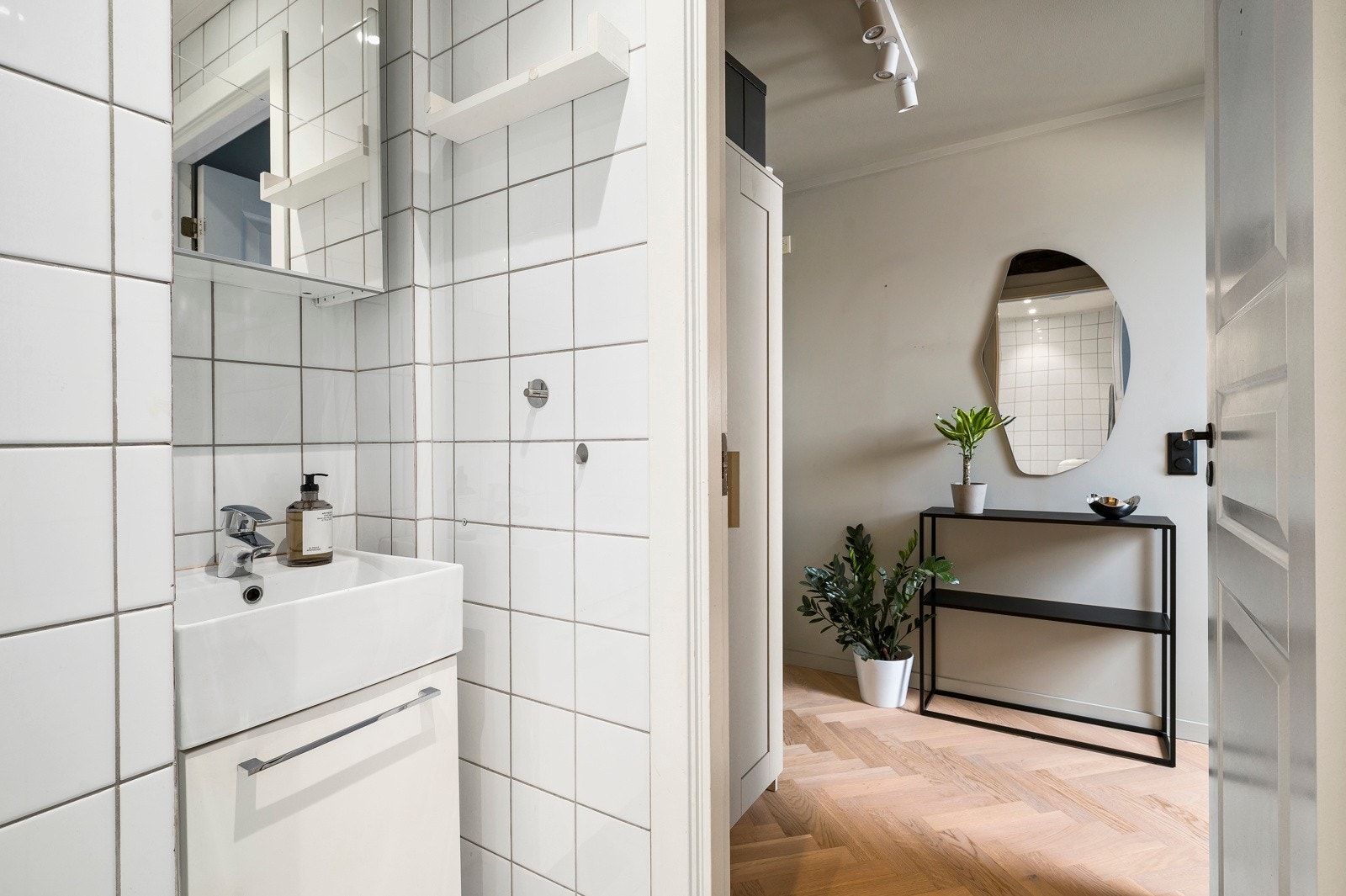 Baderomsinnredning med heldekkende servant og speilskap. Galleribilde