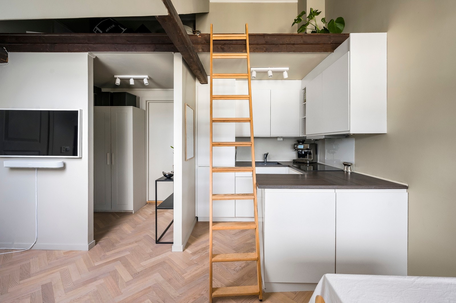 Over kjøkkenet er det en praktisk hems. Galleribilde