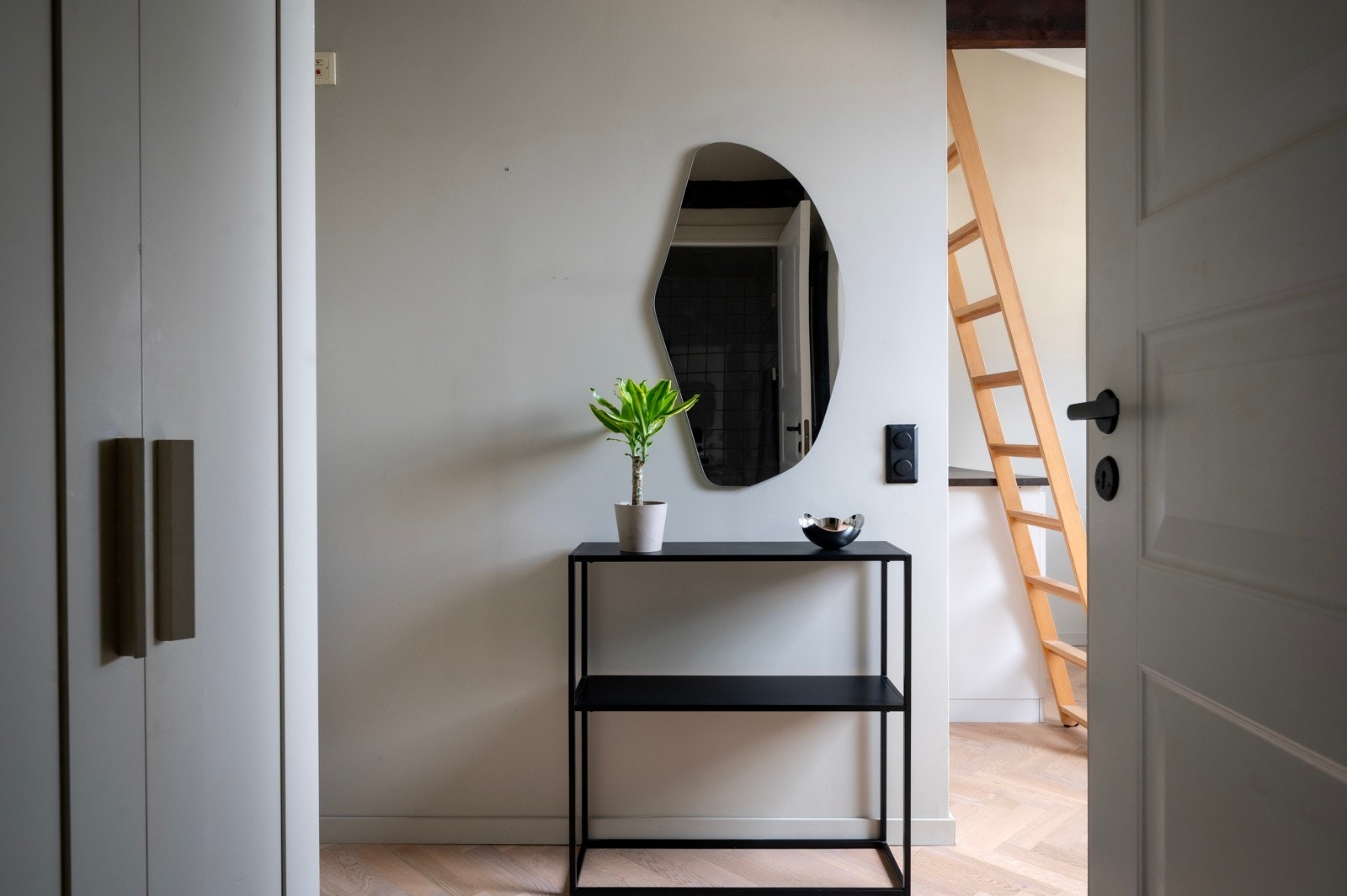 En innbydende entré som skaper et godt førsteinntrykk av boligen. Galleribilde