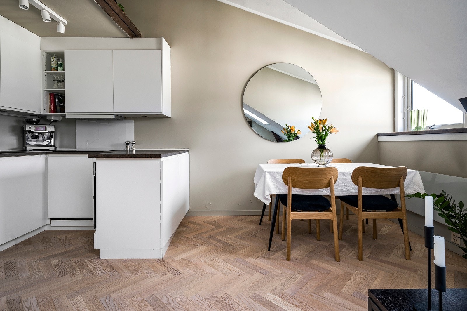 Fin plass til spisebord ved kjøkkenet. Galleribilde