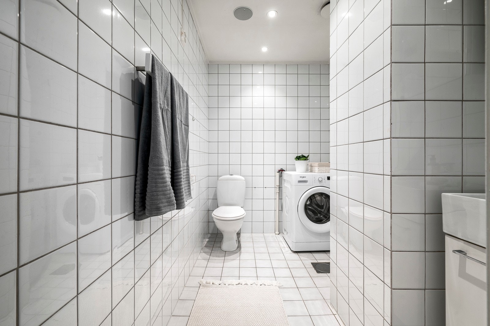 Flislagt bad av god størrelse med varmekabler i gulv. Downlights og integrerte høyttalere i himling. Galleribilde