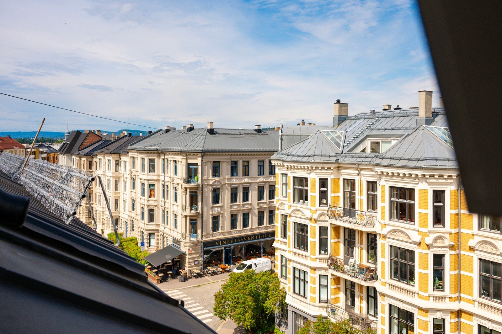 Hyggelig utsikt over fasjonable Frogner fra vindu ved spisebordet. Galleribilde