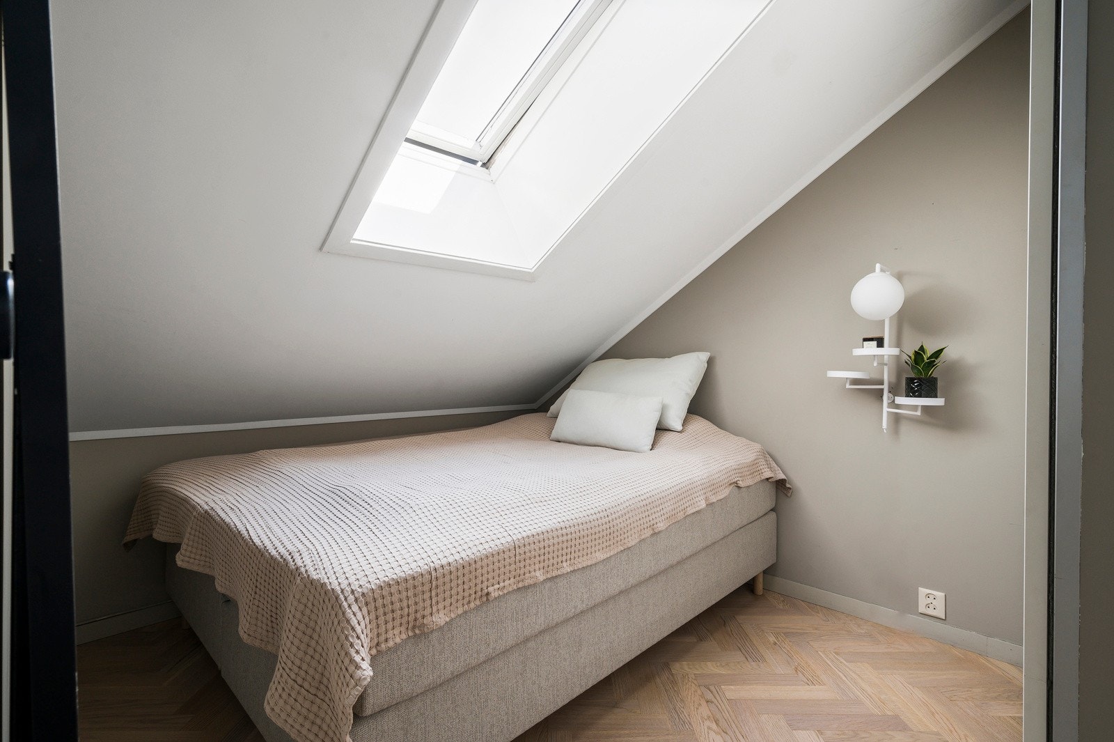 Innbydende soverom med god plass til dobbeltseng, nattbord og garderobeløning. Galleribilde