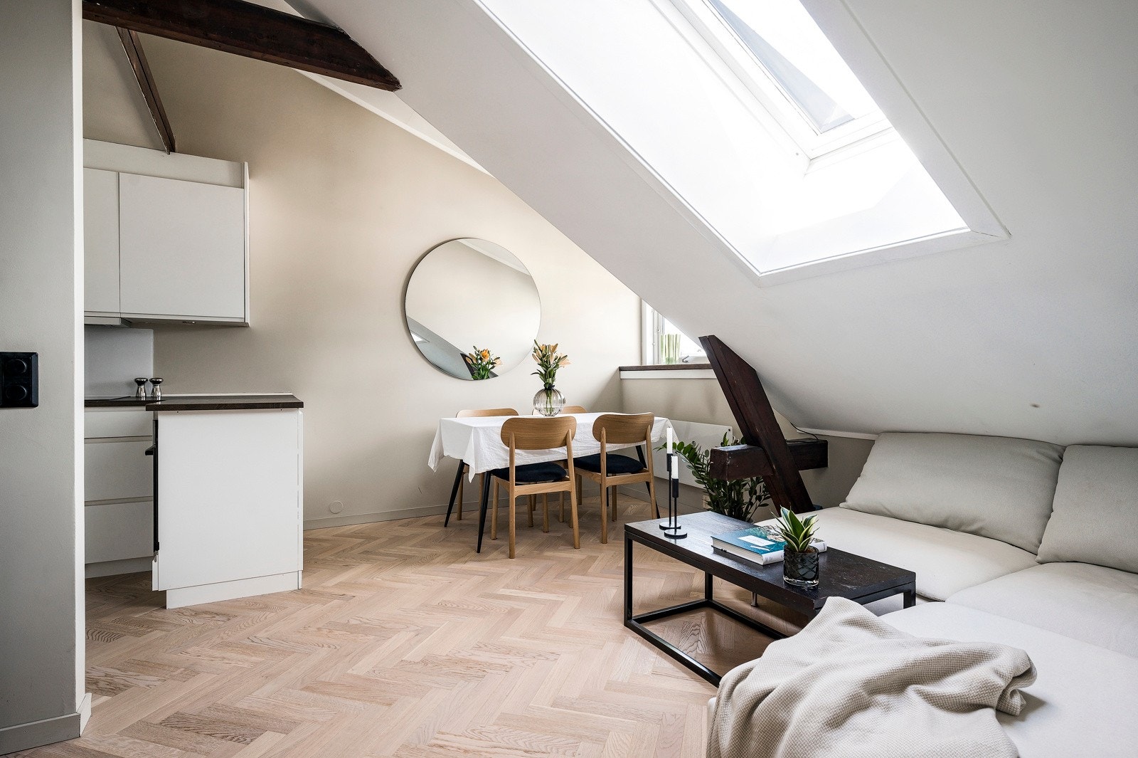 Dette er en smakfull, fresh og luftig 2-roms loftsleilighet som virkelig må oppleves. Galleribilde