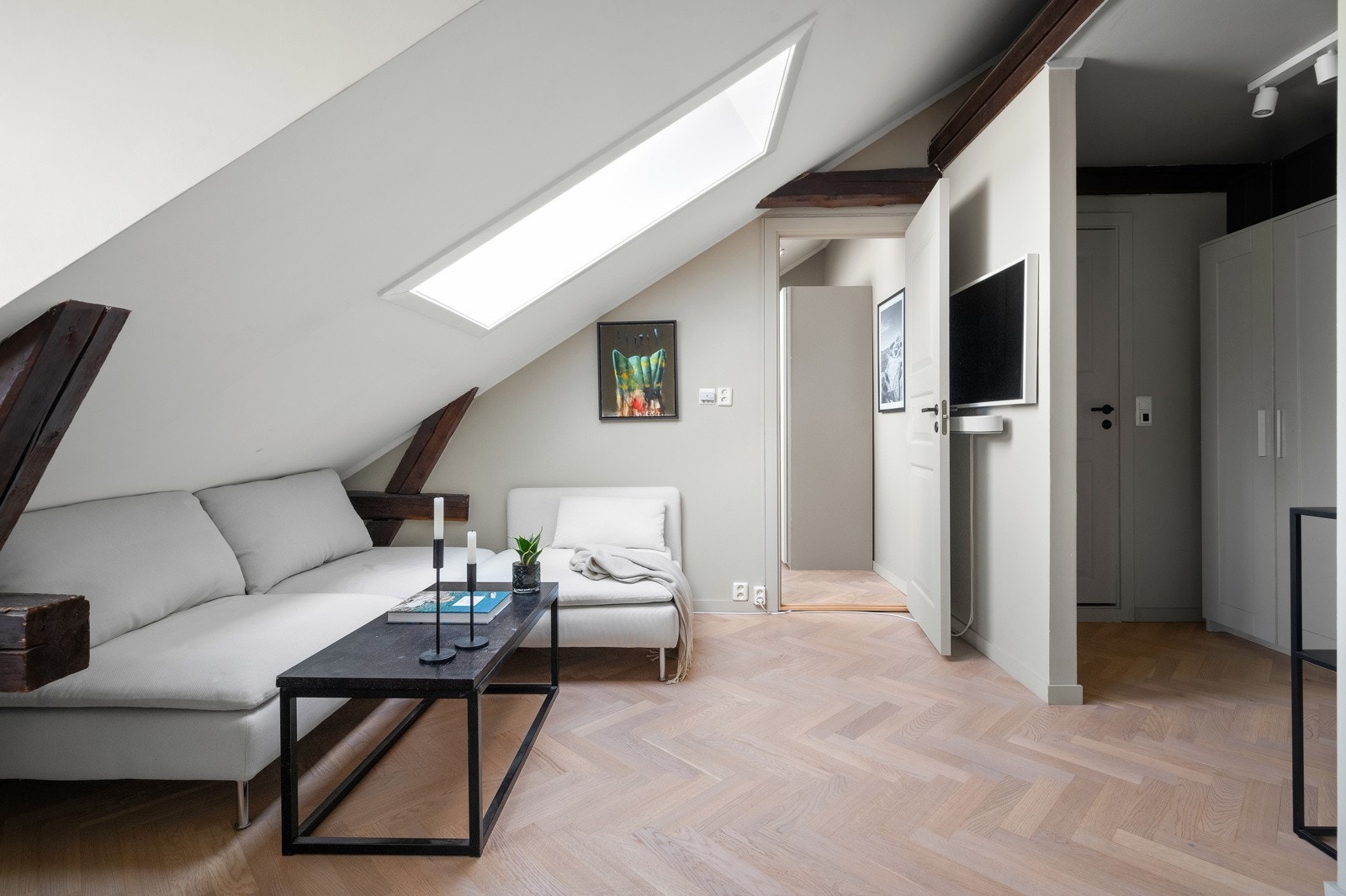 Deler av leiligheten er pusset opp i senere tid og fremstår med moderne standard. Galleribilde