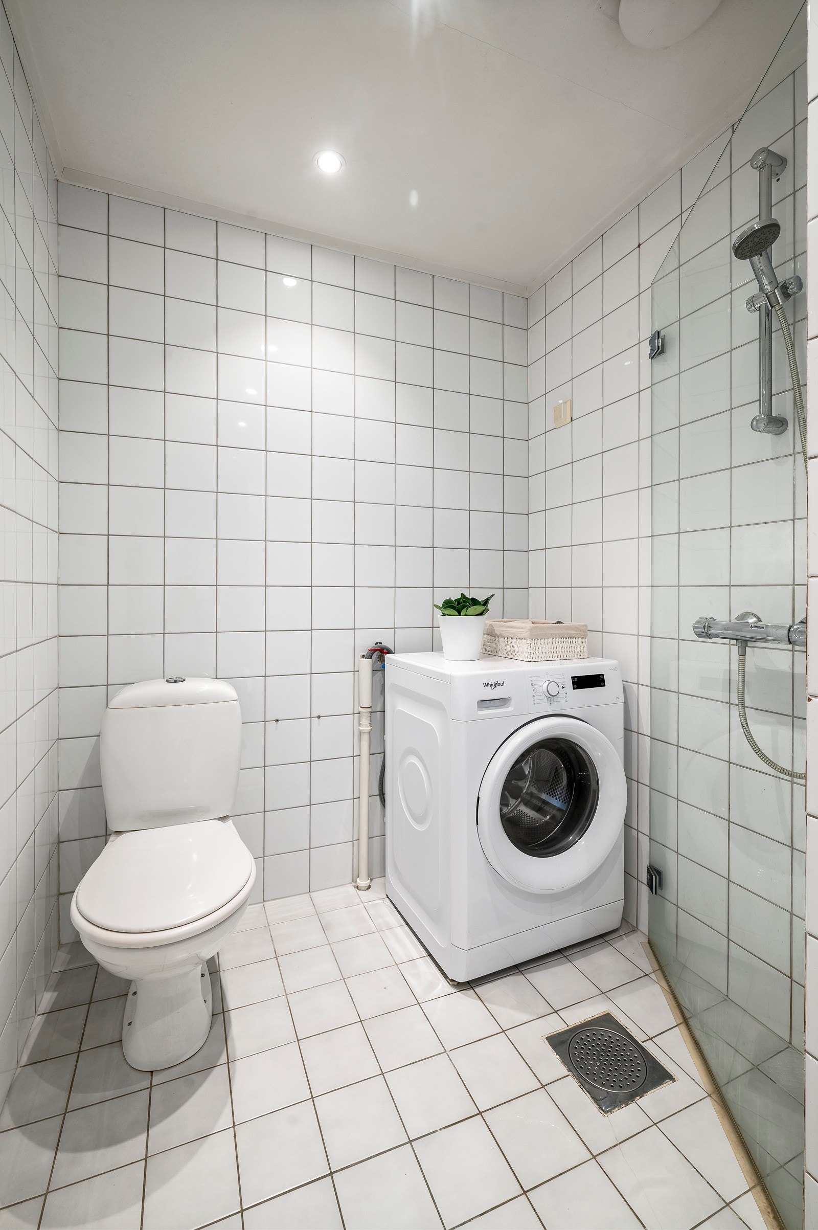 Opplegg for vaskemaskin på badet. Galleribilde