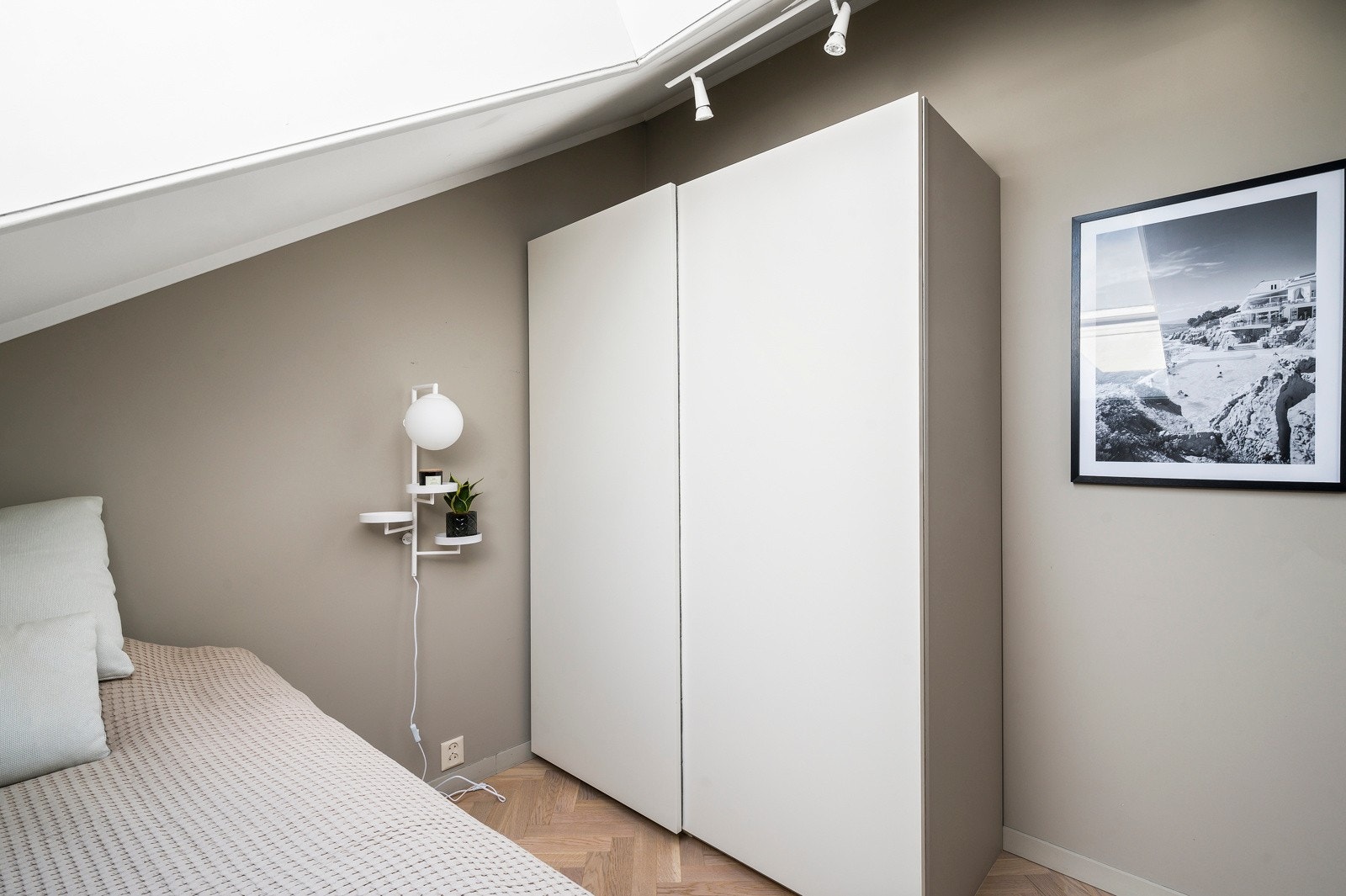 Soverommet er innredet med stort garderobeskap. Galleribilde