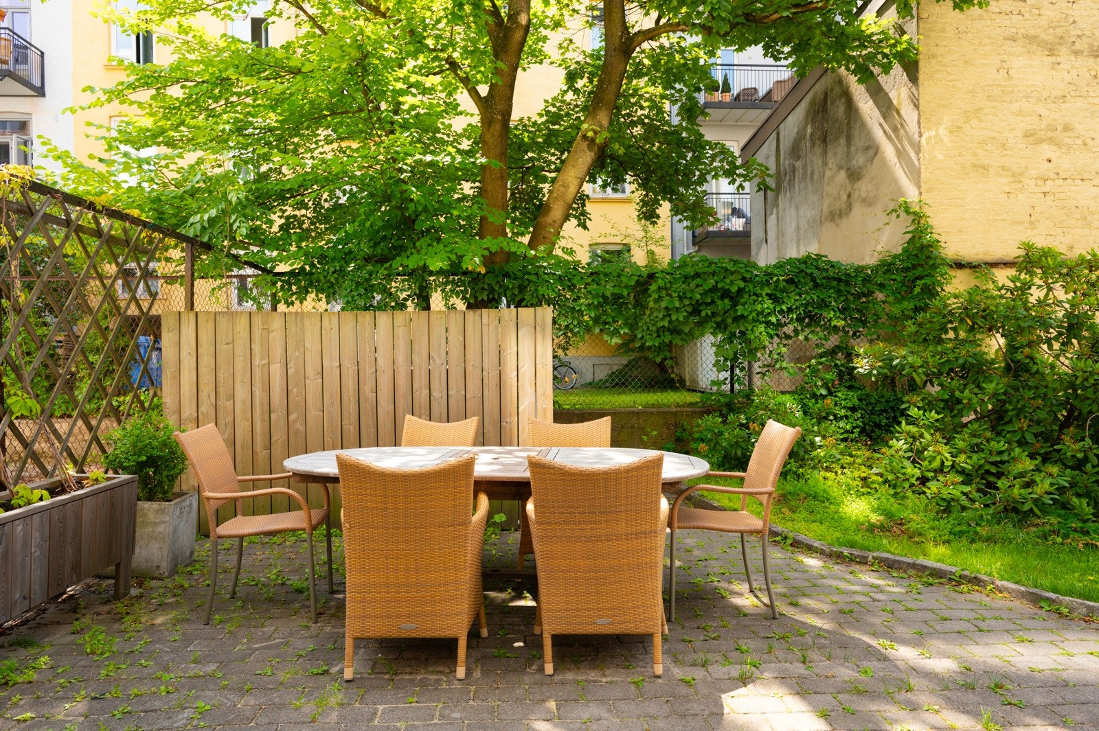 Sameiet har en hyggelig felles bakgård med sittegrupper til fellesbruk. Galleribilde