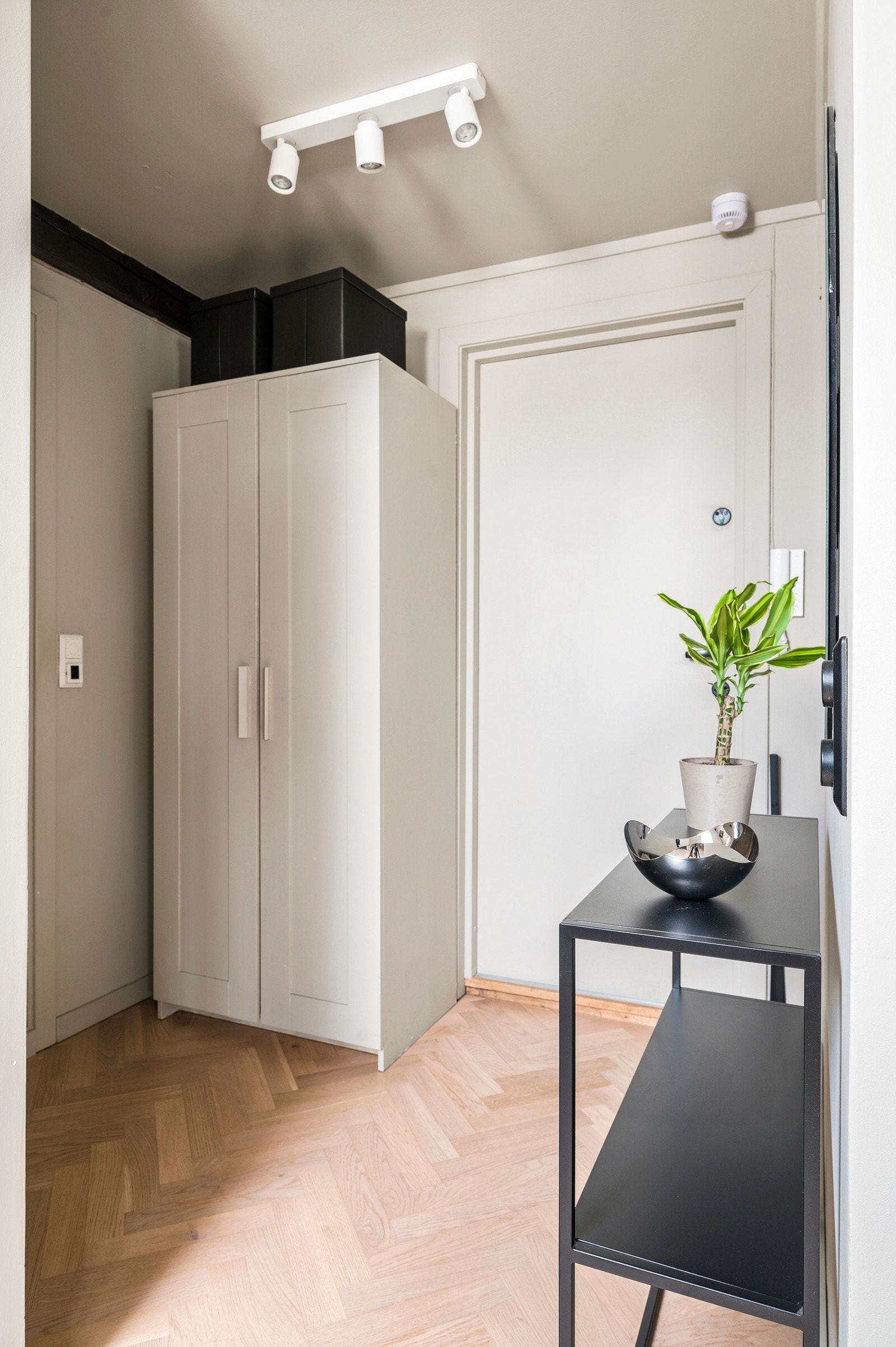 For ytterligere oppbevaringsplass disponerer leiligheten en stor kjellerbod på ca. 10 kvm. Galleribilde