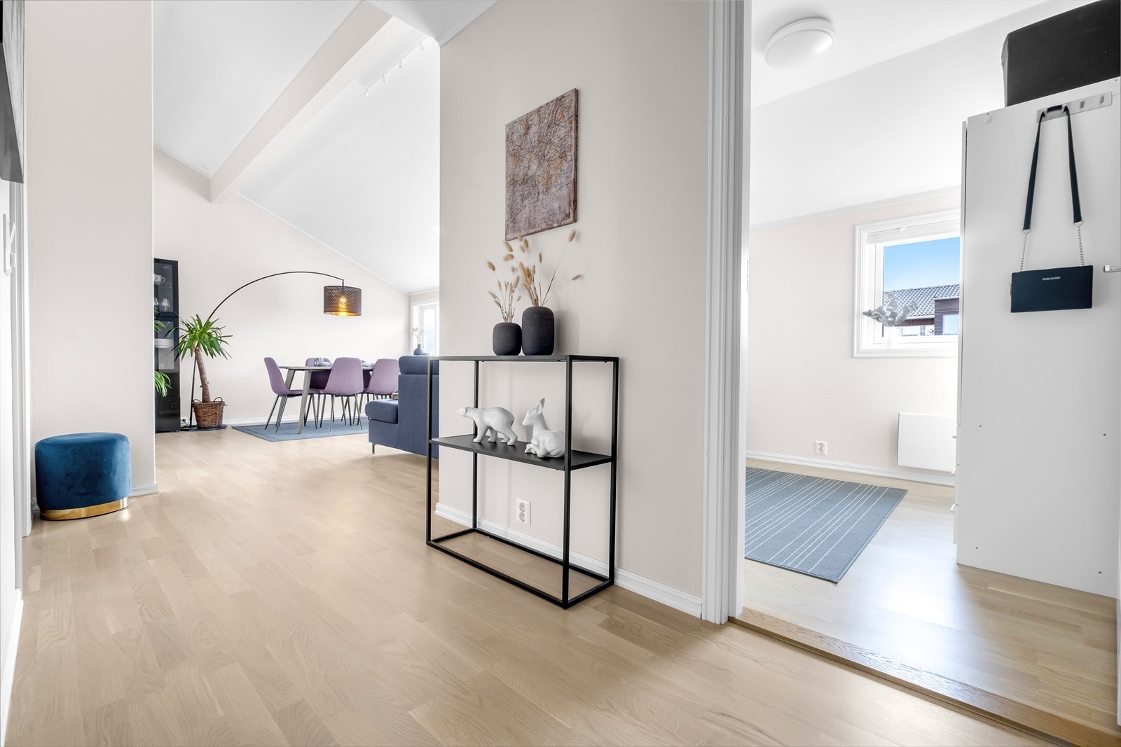Sett fra entré har vi tilgang til soverom og bad. Galleribilde