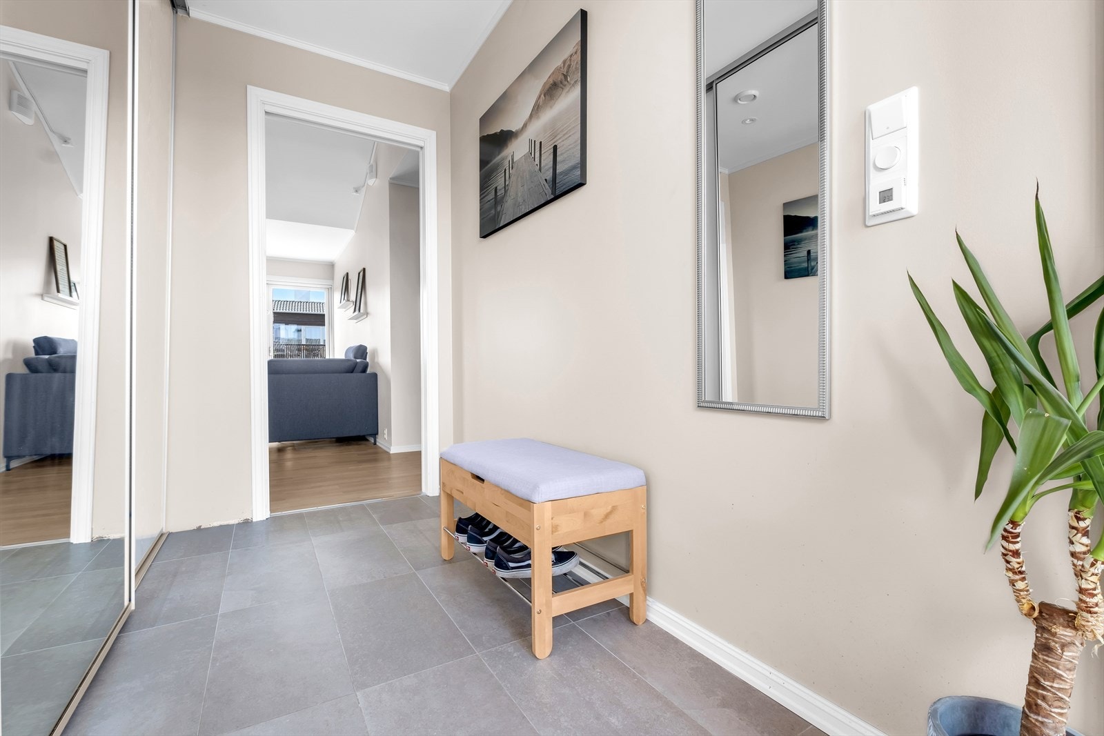 Stor entré med skyvedørsgarderobe med gode muligheter henge fra seg jakker og sette fra seg sko. Galleribilde