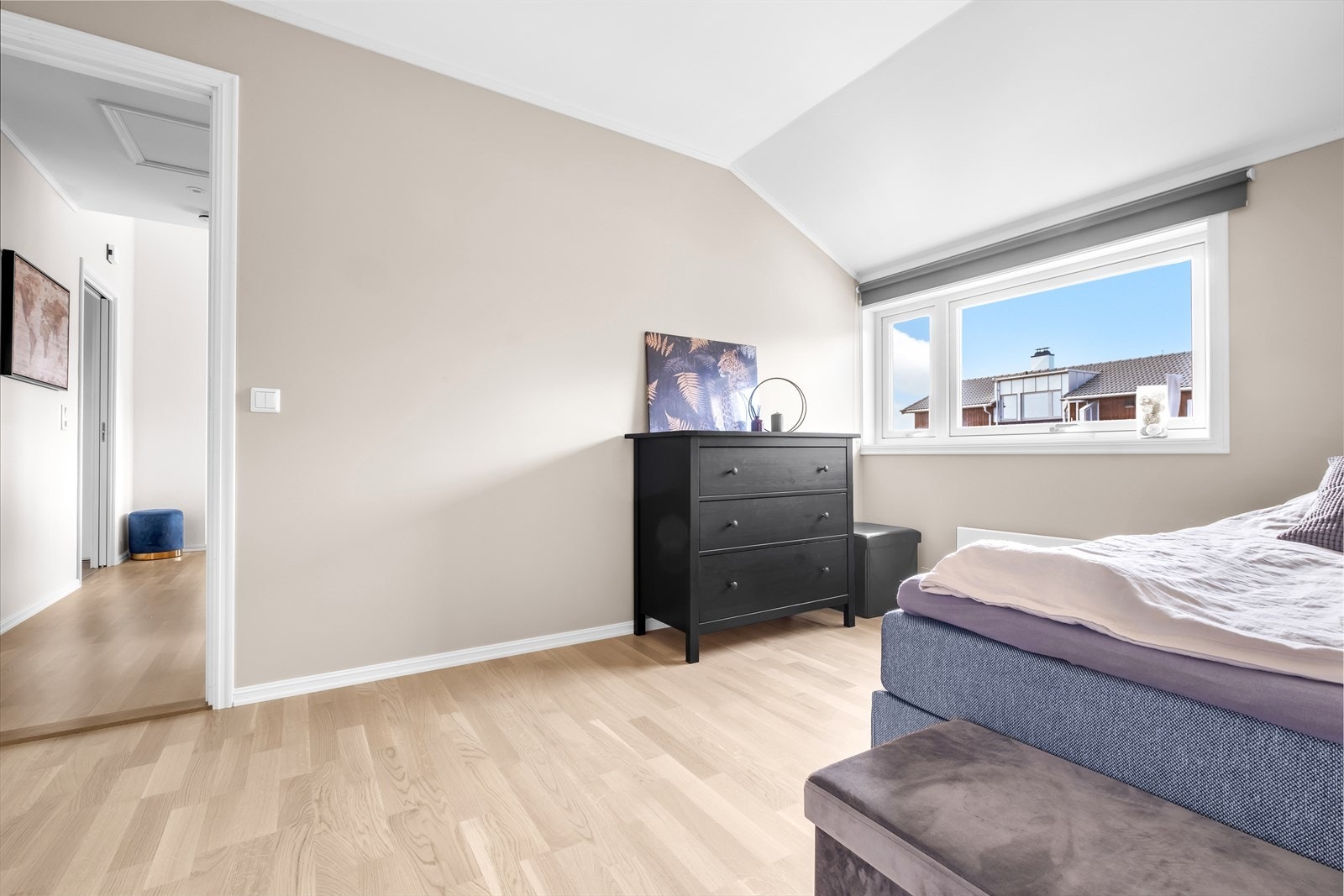 Soverommet har god plass til et romslig garderobeskap med god oppbevaringsplass. Galleribilde