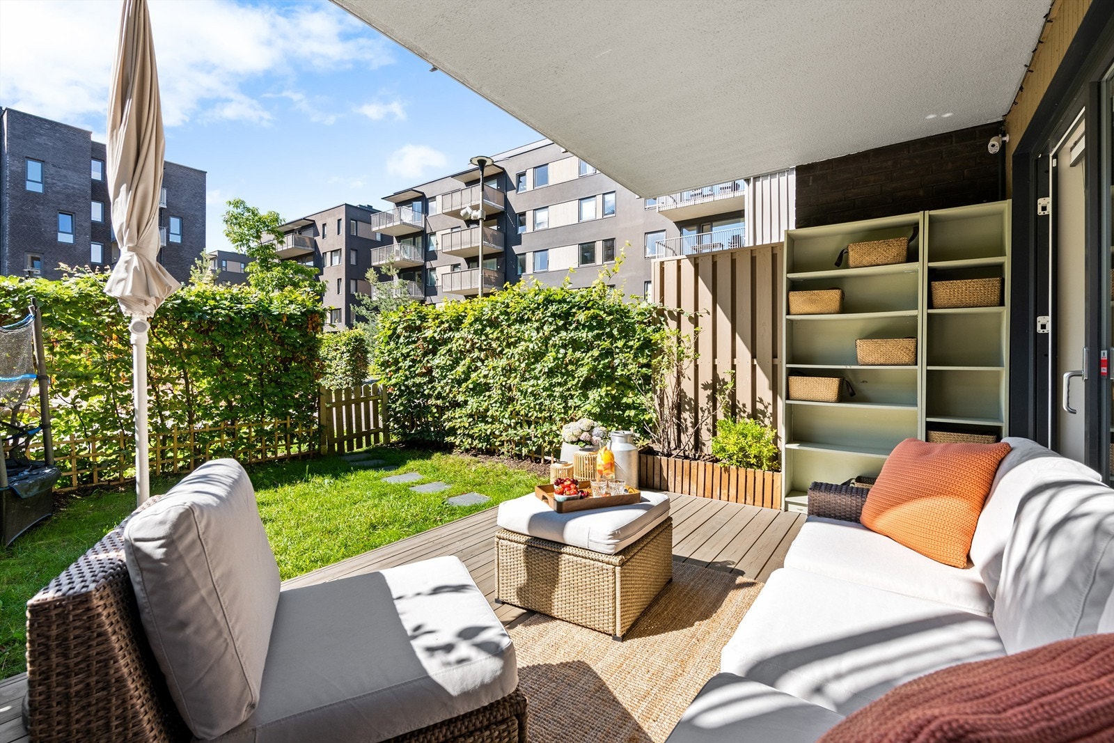 Terrassen og hagen er skjermet fra fellesområdene med hekk Galleribilde
