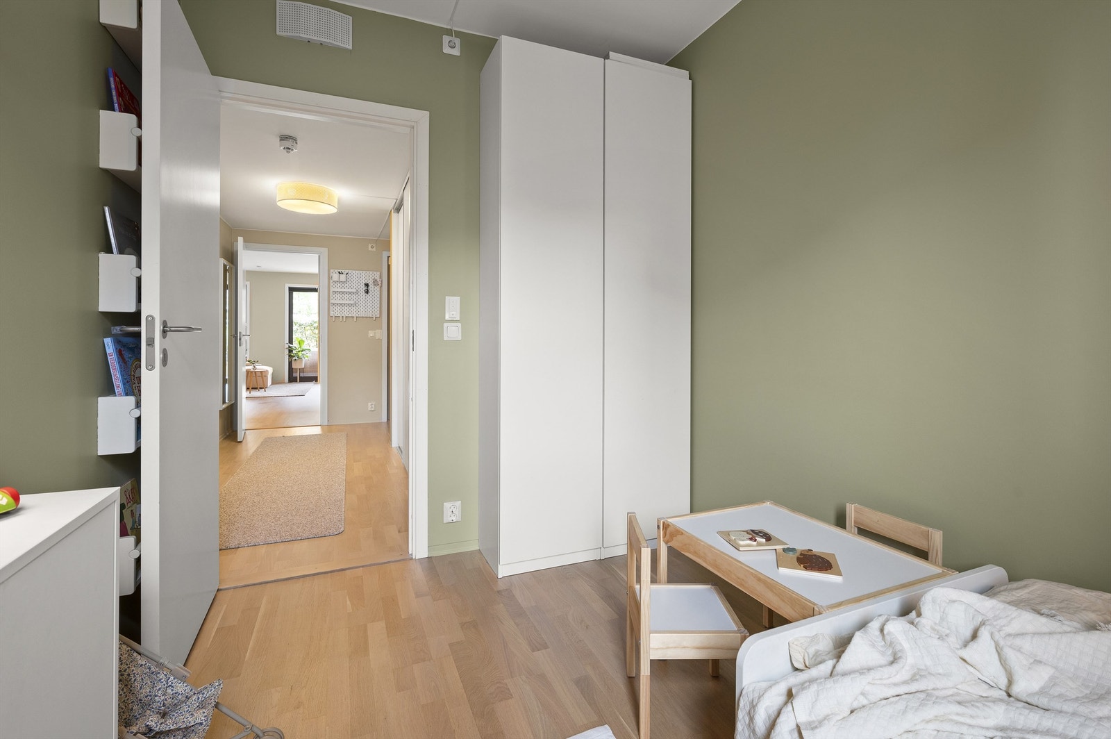 Rommet er fleksibelt i bruk og passer selvsagt som både gjesterom, kontor eller kanskje en romslig walk-in garderobe Galleribilde