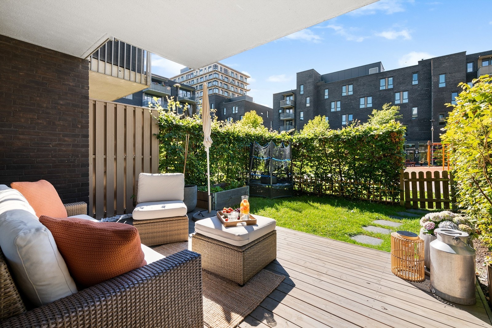 Internt i Marienfryd er dette å anse som en av de beste beliggenhetene når det gjelder orientering på uteplassen (solforhold) og at bygget ligger i hjertet av boligprosjektet Galleribilde