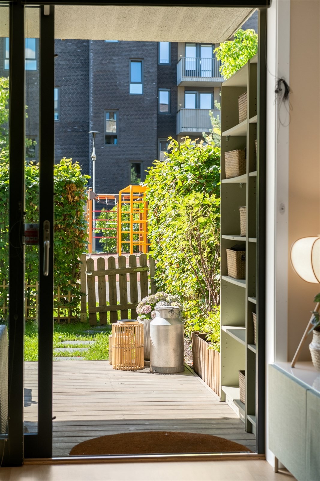 Fra stuen er det utgang til en flott terrasse med hage som strekker seg langs hele stuen Galleribilde