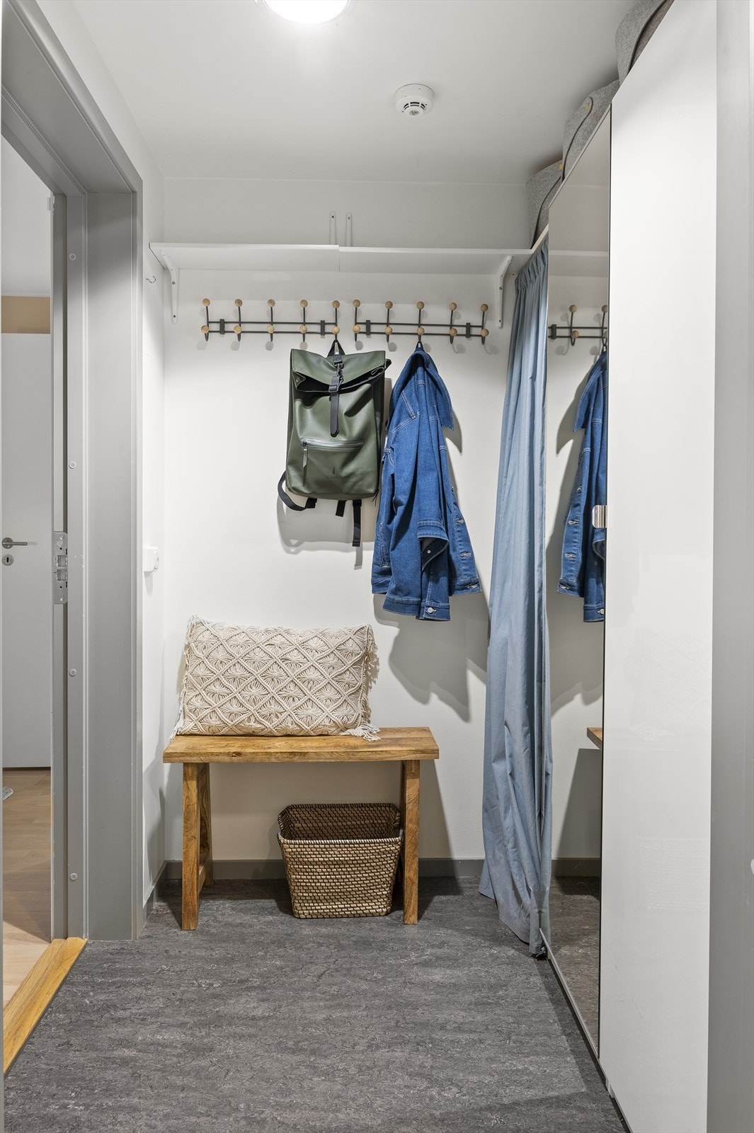 Yttergangen er i utgangspunktet en del av fellesarealet i sameiet, men det er kun denne enheten som har tilgang - bruksrett er gitt av styret og eier har således innredet til eget bruk Galleribilde
