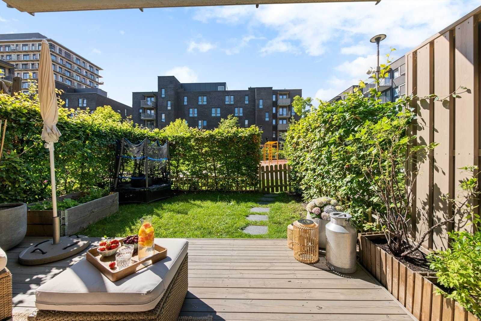Fantastisk terrasse på hele 15 kvm med tilhørende hage Galleribilde