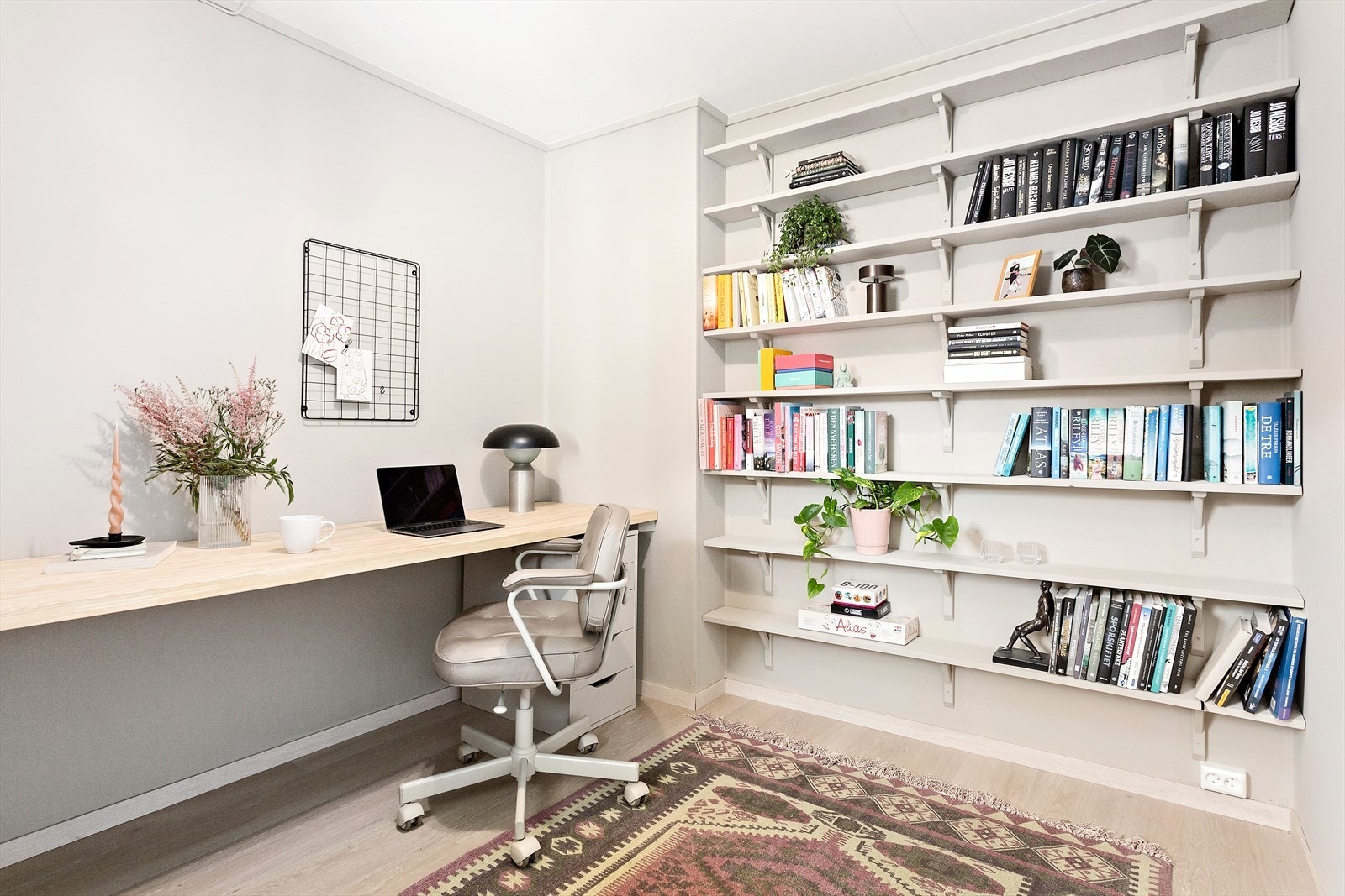 Soverom nummer to benyttes i dag som kontor. Et stort rom med mange møbleringsmuligheter. Galleribilde
