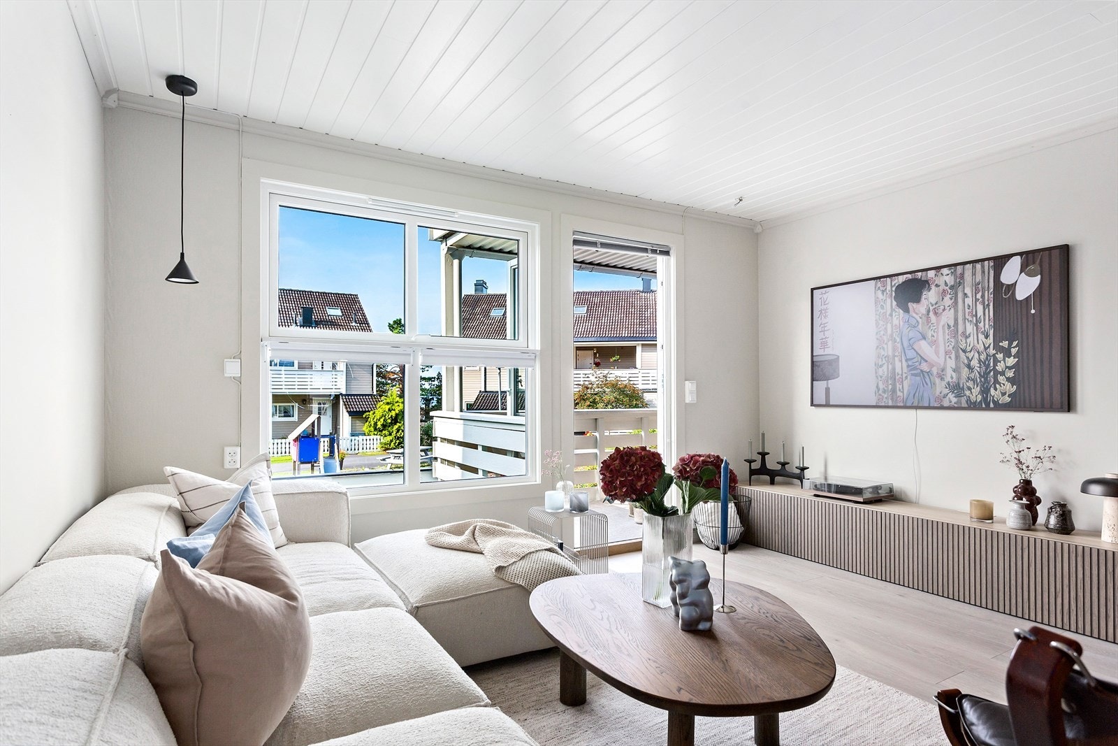Her er det god plass til sofagruppe, tv-seksjon - og tilhørende stuemøblement. Galleribilde