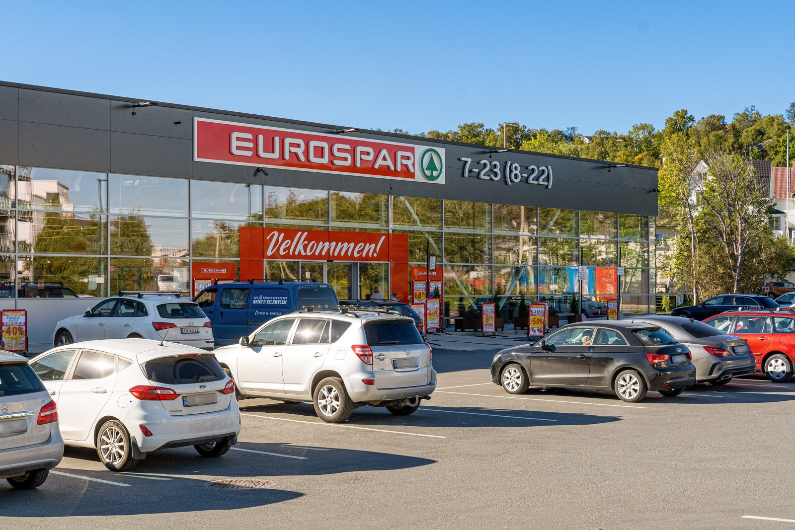 Et steinkast unna blokken ligger noen av byens mest populære dagligvarebutikker - Eurospar og Rema 1000.